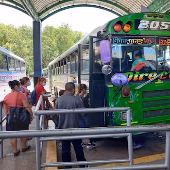 Падение количества пассажиров и неформальная конкуренция влияют на прибыльность и частоту движения общественного транспорта в Сальвадоре./(Facebook Ruta 205)