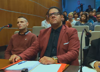 Мойсес Мартинес, узнав, что его приговорили к 12 годам тюремного заключения; на заднем плане плачет его семья (ВСУ)