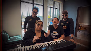 В видео, опубликованном в социальных сетях, братья Флорес сообщили, что провели последнюю репетицию сегодняшней дневной презентации./(Facebook Hermanos Flores)