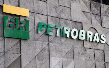 Petrobras продолжает деятельность по разведке, добыче и переработке нефти и природного газа (Reuters)