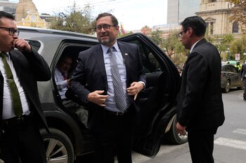 Министр иностранных дел Чили Франсиско Перес Маккенна (в центре) прибывает на встречу со своим боливийским коллегой в Ла-Пас, Боливия, в четверг, 23 апреля 2026 г. (AP/Juan Karita)