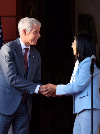 Исполняющий обязанности президента Венесуэлы Дельси Родригес и министр энергетики США Крис Райт пожимают друг другу руки после встречи, ознаменовав визит США на самом высоком уровне, посвященный энергетической политике в страну ОПЕК, за почти три десятилетия, в то время как Вашингтон проводит свою первую на местах оценку нефтяной промышленности, которую он стремится помочь восстановить, в Каракасе, Венесуэла, 11 февраля 2026 года. REUTERS/Леонардо Фернандес Вилориа