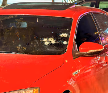 Машину, в которой ехал отец с убитым ребенком, застрелили (@LeoPedrouza)