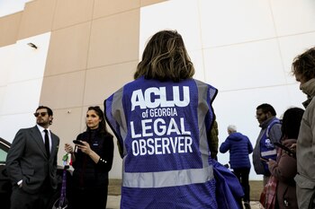 ИЗОБРАЖЕНИЕ ИЗ ФАЙЛА: Юридические наблюдатели из ACLU Джорджии стоят перед избирательным центром и оперативным центром округа Фултон после того, как Федеральное бюро расследований (ФБР) исполнило ордер на обыск в Юнион-Сити, штат Джорджия, США, 28 января 2026 года. REUTERS/Alyssa Pointer