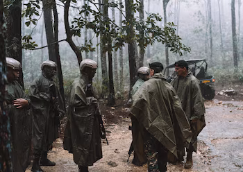 Командующий армией недавно посетил южную границу; посетил отряды и пограничные посты, чтобы гарантировать безопасность в этом районе./(Армия Доминиканской Республики)