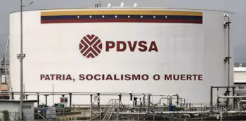 Крупный план большого белого резервуара для хранения PDVSA с полосами венесуэльского флага и надписью «Patria, Socialismo o Muerte».