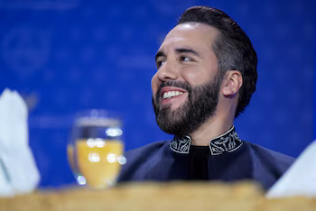 Президент Сальвадора Найиб Букеле присутствует на Национальном молитвенном завтраке в Вашингтоне, округ Колумбия, США, 5 февраля 2026 года. REUTERS/Al Drago