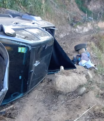 Трое мужчин были бездыханны, связаны по рукам и ногам черной пластиковой марлей, а их головы были закрыты полиэтиленовыми пакетами. На месте происшествия перевернулся автомобиль серого цвета Toyota Hilux. Фото предоставлено соцсетями. 