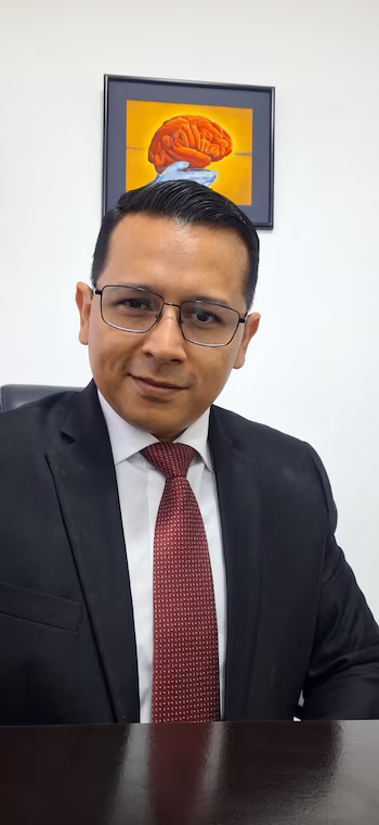 Доктор Даниэль Перейра, невролог, специализирующийся на двигательных расстройствах