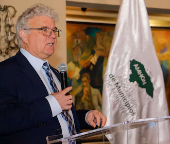 Эти соглашения позволят мэрам напрямую управлять средствами на образование и инфраструктуру (Фото: Дом президента)