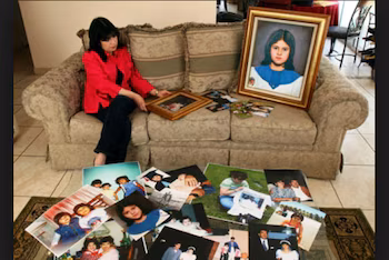 Хильда Хименес, мать Кати Миранды, смотрит на семейные фотографии и портрет дочери (фото предоставлено Diario La Página).