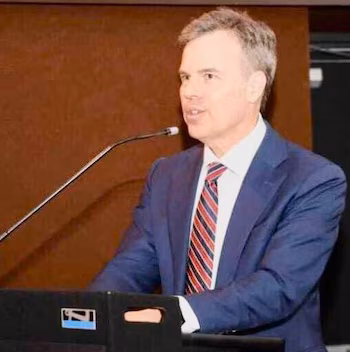 Во время своего пребывания в Гватемале Барретт пришлось столкнуться с институциональными противоречиями, такими как процесс выборов судей Конституционного суда.