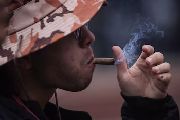 Человек, курящий марихуану | 1 кредит