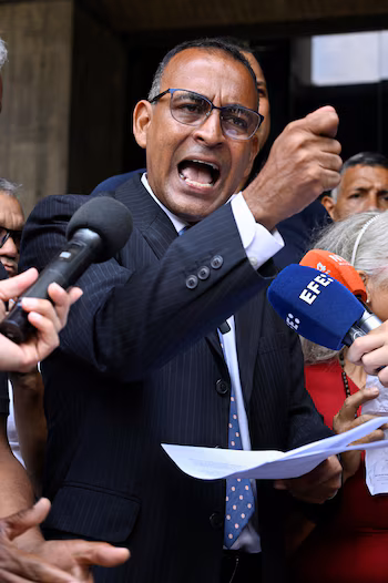 Адвокат и бывший политзаключенный Эдуарто Торрес требует проведения независимого международного расследования произошедшего в тюрьме Яре III. 13 апреля 2026 г. REUTERS/Максвелл Брицено