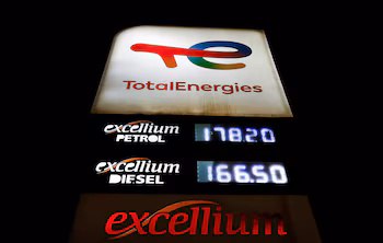 Цены на топливо отображаются на заправке TotalEnergies (REUTERS/Thomas Mukoya)