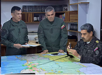 Николас Мадуро с министром обороны и главой Чеофанба на встрече по делу Эссекибо