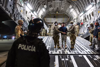 ФОТО из архива: Военные США сопровождают предполагаемых членов венесуэльской банды Трен де Арагуа и банды MS-13, депортированных правительством США, для заключения в тюрьму Центра по борьбе с терроризмом (CECOT) в международном аэропорту Сальвадора в Сан-Луис-Тальпе, 12 апреля 2025 года. Пресс-секретарь президента / Раздаточный материал через REUTERS/