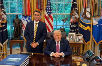 Флавио Болсонару с Дональдом Трампом в Овальном кабинете