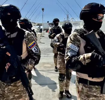 Несколько силовиков в капюшонах, вооруженных винтовками и одетых в камуфляжную форму, маршируют по причалу рядом с лодками.