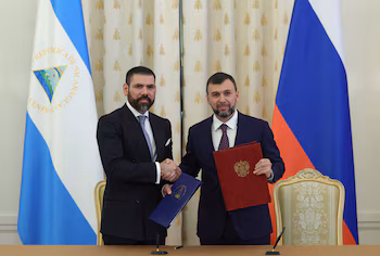 Лауреано Ортега Мурильо, специальный представитель никарагуанского режима по сотрудничеству с Россией, пожимает руку Денису Пушилину, назначенному Москвой лидеру подконтрольных России частей Донецкой области, во время церемонии подписания соглашения о сотрудничестве в Москве, Россия, 22 сентября 2025 года. REUTERS/Евгения Новоженина/Пул