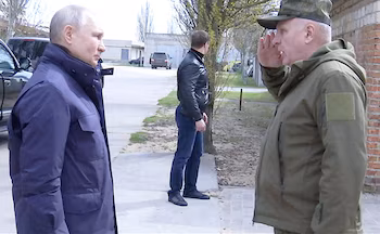 Владимир Путин слушает полковника Макаревича, тогдашнего командующего Днепровской группой войск, во время визита в Херсон, Украина, в 2023 году (Kremlin.ru/Раздаточный материал через REUTERS)