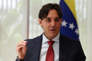 Исполняющий обязанности президента Центрального банка Венесуэлы Луис Перес выступает во время интервью Reuters в Каракасе, Венесуэла, 14 мая 2026 года. REUTERS/Леонардо Фернандес Вилориайя