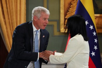 Венесуэла официально заключила соглашения с PDVSA, Chevron, Eni и GE Vernova о расширении добычи нефти и восстановлении электроэнергетической инфраструктуры. (REUTERS/Леонардо Фернандес Вилориа)