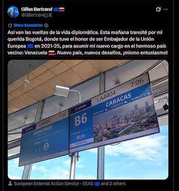 Скриншот сообщения в X с текстом и фотографией посадочных экранов рейса LATAM, направляющегося в Каракас