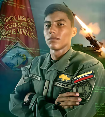Мужчина в военной форме со скрещенными руками перед знаменем и иллюстрацией автомобиля, запускающего ракету