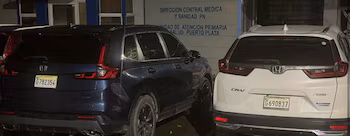 Уве Киндерватер воспользовался оплошностью на заправочной станции в Вилле Монтеллано и вышел из машины; Следствие приписывает передачу Алехандре Рохасу Салданье и еще одному беглому подозреваемому (Фото любезно предоставлено Barrio la Unión y la Esperanza los Alcarrizos)